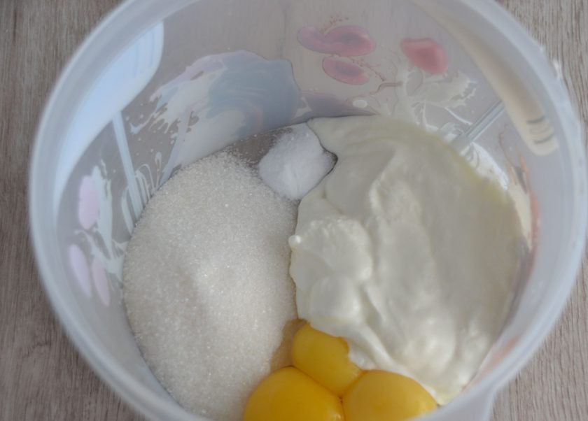 1. Этап. Маковый пирог со сметанной заливкой: Отделите белки и желтки трех яиц, к желткам добавьте сахар (100 грамм), ванильный сахар 0,5 пакетика, 150 грамм сметаны, взбейте.