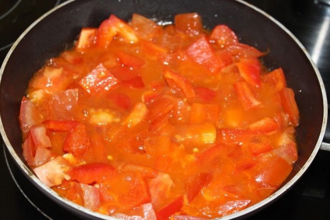 1. Stage. Shurpa with lamb: Sweet pepper and tomatoes cut into cubes. Simmer with tomato paste for 5 minutes.