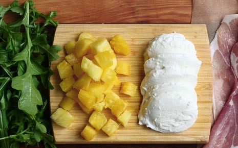 1. Этап. Пицца с ананасами: 3. Вот такие основные ингредиенты. Нарежьте кружочками сыр, измельчите ананасы, вымойте и обсушите рукколу, подготовьте прошутто.