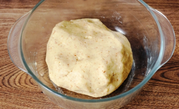 1. Этап. Абрикосовое суфле: Затем добавьте муку, миндальную муку и замесите тесто. Заверните его в пленку и положите в холодильник на 2 часа.