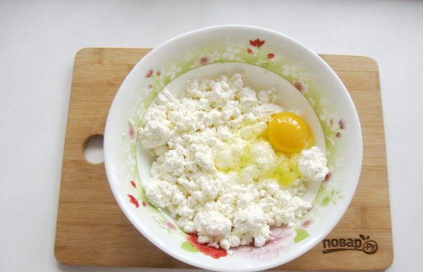 1. Этап. Творожная запеканка со шпинатом: Добавьте яйцо.