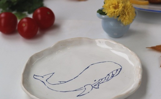 1. Этап. Рыбные котлеты с рисовой полентой: А можно я похвастаюсь здесь? На ярмарке мастеров приобрела вот такую тарелочку ручной работы, уж очень она мне приглянулась.