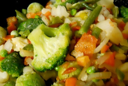 1. Этап. Пирог из мойвы: 3. Добавьте овощи и обжарьте несколько минут, помешивая (свежие овощи 3-4 минуты, замороженные - пока не испарится лишняя влага).