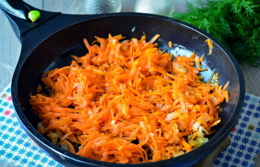 1. Этап. Чуду с тыквой: Обжаривайте начинку 4-5 минут на среднем огне, добавьте соль по вкусу, перемешайте, снимите с огня и дайте полностью остыть.