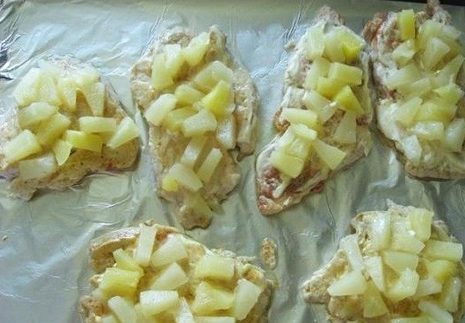 1. Этап. Куриная отбивная с ананасом: 4. Обжаренные отбивные выложить на противень, предварительно застеленный фольгой и немного смазанный растительным маслом. Слегка смазать майонезом. Сверху выложить кусочки ананасов.