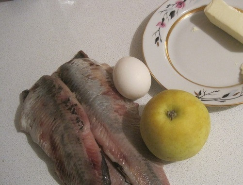 1. Этап. Сельдь рубленая: Куриные яйца отварите вкрутую. Яблоко очистите от кожуры и семян. Пропустите через мясорубку филе селедки, яблоко, яйца и размягченное сливочное масло. Также это можно сделать в блендере.