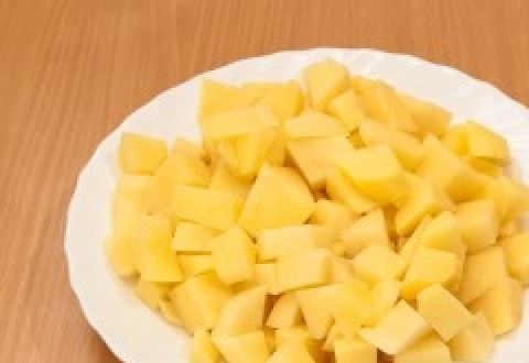 1. Этап. Суп из консервированной горбуши: Нарезаем картофель, предварительно помыв, конечно же.