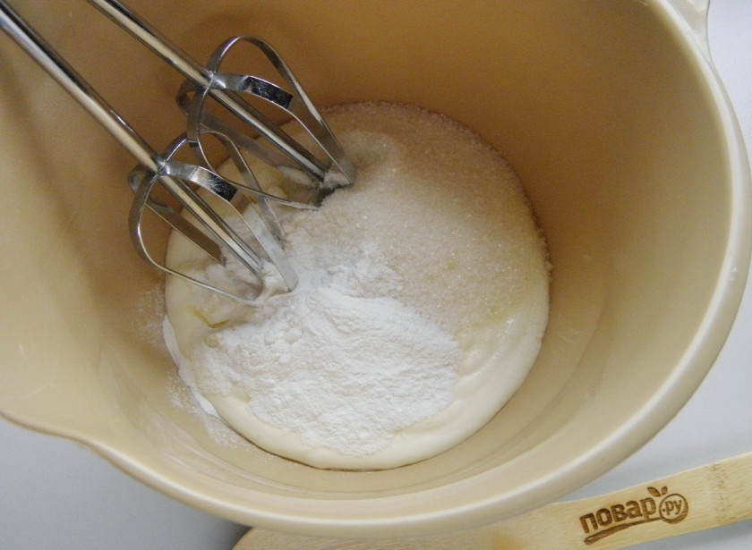 1. Этап. Ленивый медовик: В сметану всыпьте сахар и загуститель. Миксером взбейте массу до кремообразного состояния.