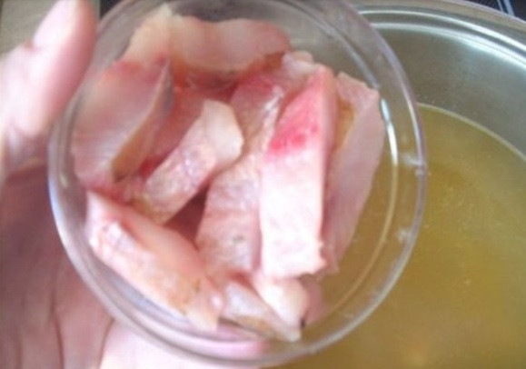 1. Этап. Суп из морепродуктов со сливками: Далее внесите кусочки окуня и проварите 2 минуты.