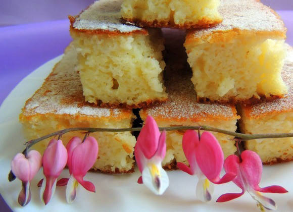 1. Этап. Творожный манник на молоке: Готовый манник посыпаем сахарной пудрой. При желании можно украсить его шоколадом или стружкой кокоса. Приятного аппетита!