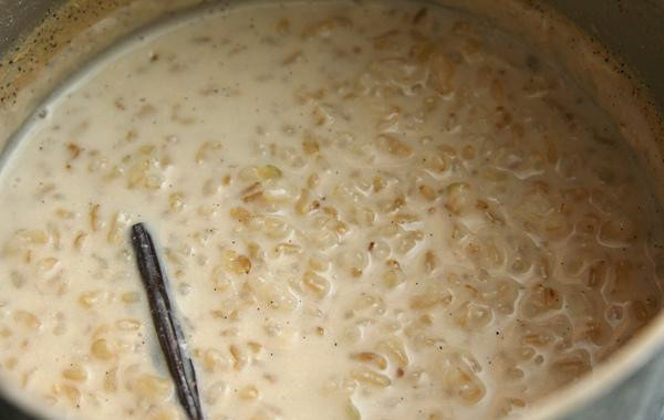 1. Этап. Пудинг из коричневого риса с клубникой: 2. Добавить молоко, сахар, мед и стручок ванили в кастрюлю с рисом. (Если вы используете ванильный экстракт, добавьте его только перед подачей пудинга на стол.) Довести смесь до кипения на средне-сильном огне, затем уменьшить огонь до средне-медленного. Готовить до тех пор, пока молоко не уменьшится в объеме, а рис не станет сливочным, около 30 минут.