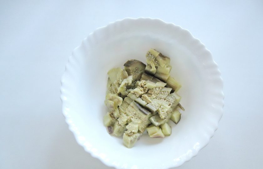 1. Этап. Салат Аджапсандал: Нарежьте баклажан небольшими кубиками.