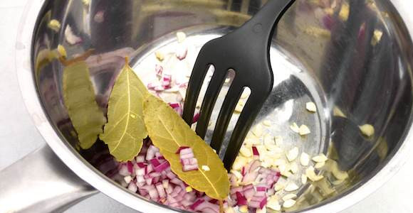 1. Этап. Баклажаны, жаренные в панировке: 5. Тем временем можно заняться соусом. В небольшой сотейник налить масло и отправить туда измельченный лук и лавровый лист.