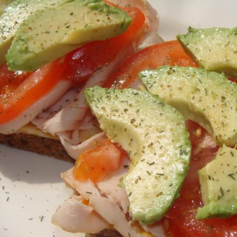 Сандвич с индейкой и авокадо