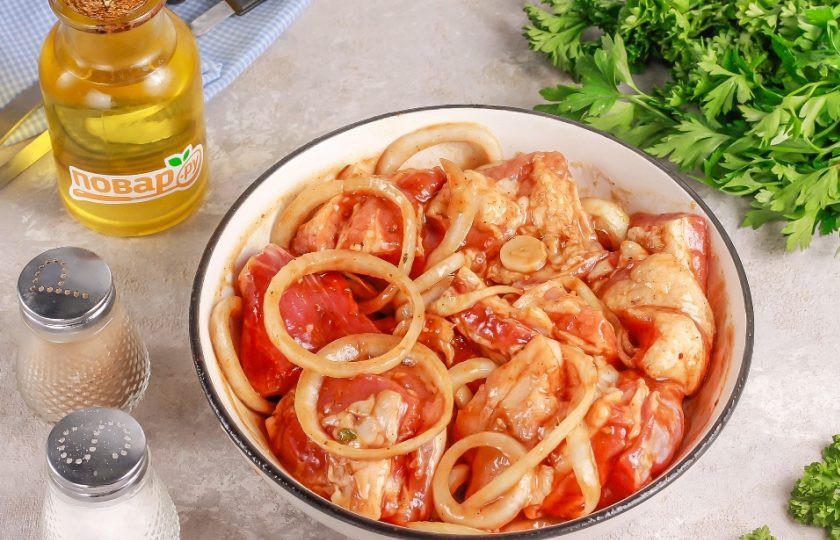 1. Этап. Шашлык из свинины под кисло-сладким соусом: Тщательно перемешайте все без нажима, чтобы не порвать кольца лука. Оставьте мясо в маринаде минимум на 2 часа при комнатной температуре. Если планируете жарить шашлык чуть позже, то лучше промариновать мясо в холодильнике.