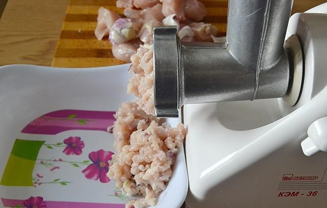 1. Этап. Пельмени куриные: Пропустите мясо с овощами через мясорубку. Если хотите добиться однородности, повторите дважды.
