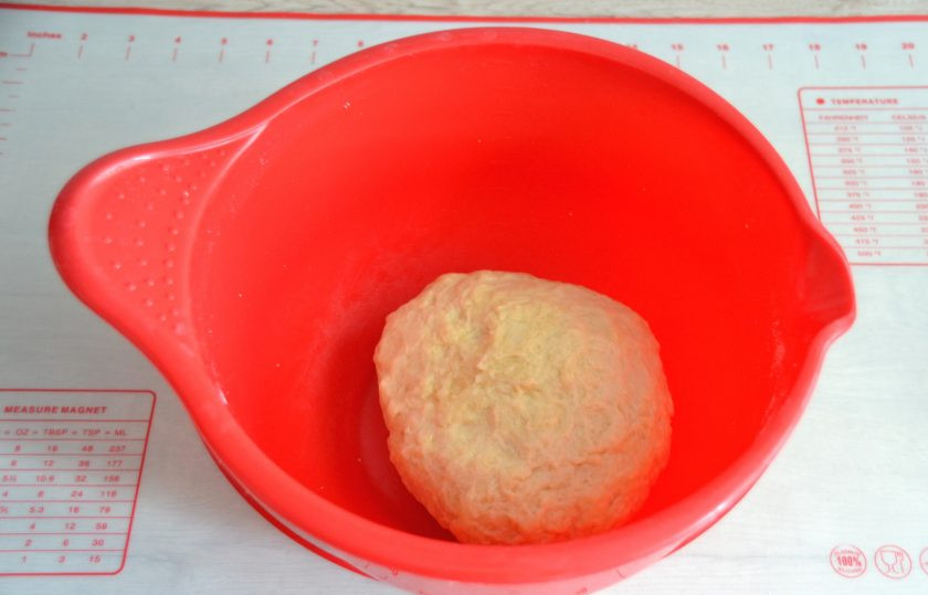 1. Этап. Итальянские крекеры: Соберите тесто в шар, накройте пленкой, поставьте для брожения на 2 часа в теплое место.