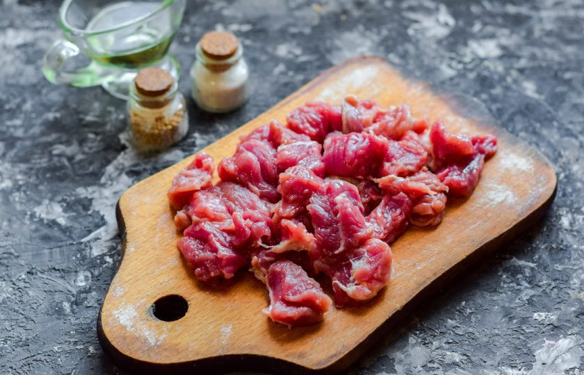 1. Этап. Плов с телятиной и карри: Телятину ополосните, просушите. Нарежьте телятину небольшими кусочками.