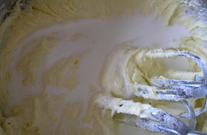 1. Этап. Паска из кукурузной муки: 4. Затем влейте сливки и продолжайте взбивать. Тем временем замочите изюм минут на 15.