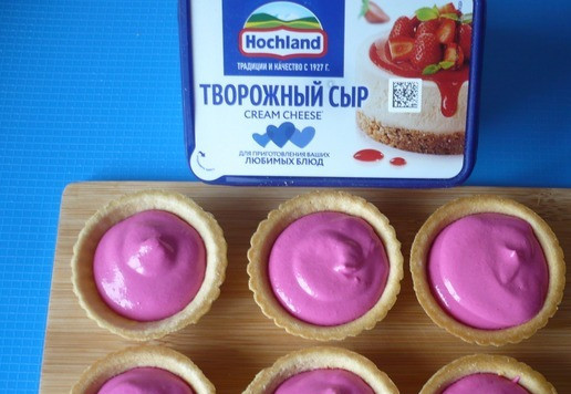 1. Этап. Тарталетки с творожно-свекольным кремом: Переложите свекольную смесь в кондитерский мешок и срежьте уголок; отсадите творожно-свекольный крем в тарталетки. Поставьте в холодильник минимум на 20 минут перед подачей на стол.