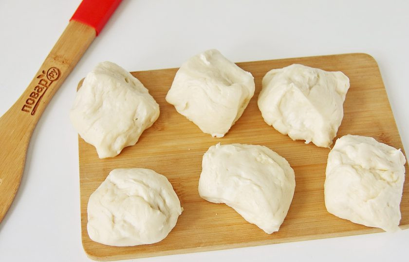 1. Этап. Мини пицца: Разделите тесто на 6-8 или даже на 10 частей. Количество кусочков зависит от желаемого размера и толщины пиццы.