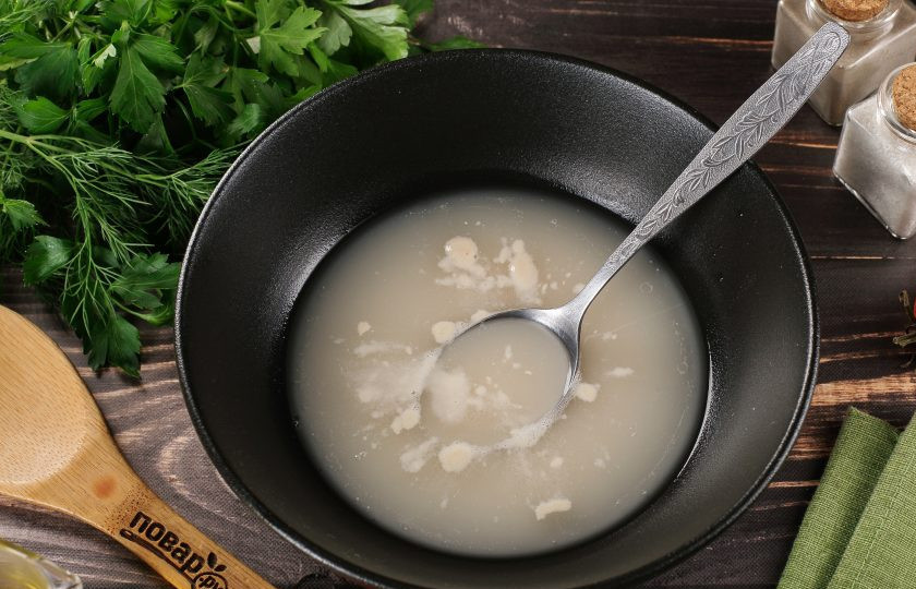 1. Этап. Деревенская пицца с творогом: Воду подогрейте до тёплого состояния. Добавьте сахар и дрожжи. Перемешайте и оставьте на 10-15 минут.