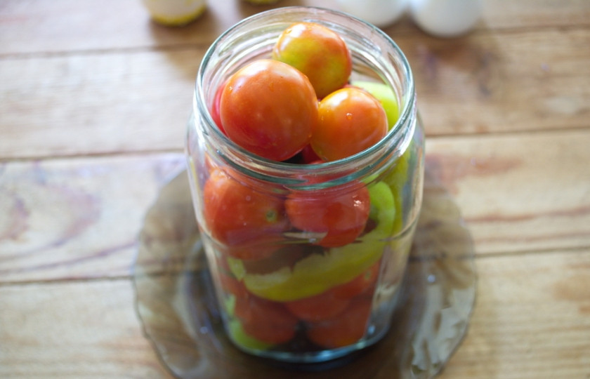 1. Этап. Консервированные помидоры на зиму: Залейте помидоры кипящим рассолом. Дайте постоять (не закатывать) 15 минут.