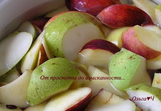 1. Этап. Яблочно-грушевый кисель: Залейте 2 л воды, доведите до кипения.