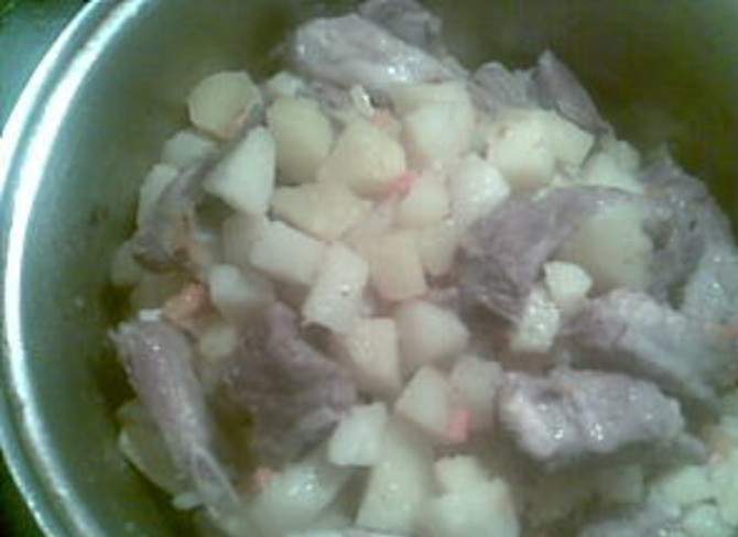 1. Этап. Картофель тушеный с ребрышками: Добавляем лук и морковь к картошке с ребрышками и тушим до готовности 40 минут в духовке при температуре 180 градусов. За 10 минут снимаем крышку, чтобы картошка с ребрышками подрумянилась.