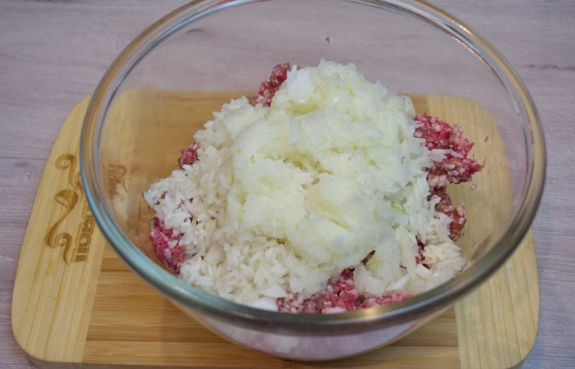 1. Этап. Голубцы с рисом: Измельчите репчатый лук. Я предпочитаю лук измельчать в блендере. Это дает возможность сделать начинку более сочной, и в готовом голубце не будут попадаться крупные куски лука.