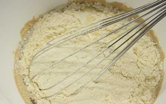 1. Этап. Морковный хлеб: 1. В миске смешайте воду с дрожжами и сахаром.