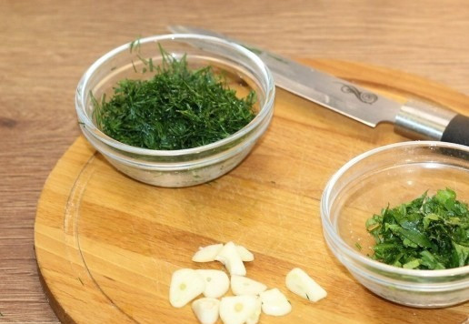1. Этап. Морские узелки с чесночным маслом: 15. Измельчите зелень и нарубите чеснок.