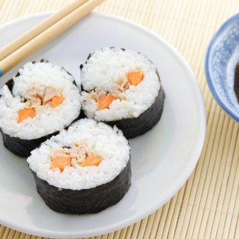 Роллы с консервированным тунцом