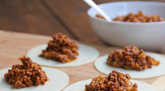 1. Этап. Эмпанадас с говядиной: 5. Раскатайте тесто на столе довольно тонко. Вырежьте кружочки и разложите начинку.