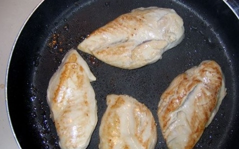 1. Этап. Курица с дыней: Филе обжарить на сковороде до готовности.