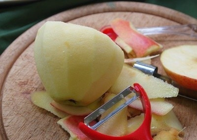 1. Этап. Запеченное яблоко в слоеном тесте: Снимаем кожицу.