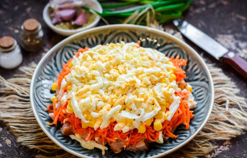 1. Этап. Салат Парус: Куриные яйца отварите вкрутую, очистите и натрите на мелкой терке. Выложите яйца в салат следующим слоем.