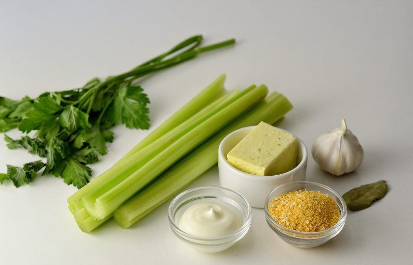 1. Этап. Сельдерей запеченный: Подготовьте все ингредиенты. Разогрейте духовку до 200 градусов.