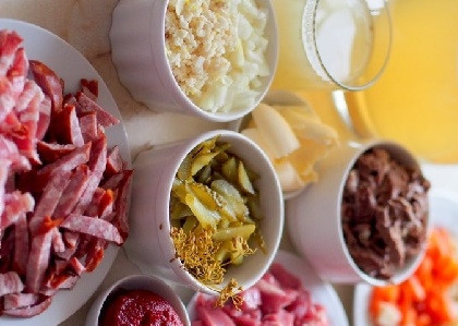 1. Этап. Лучший рецепт солянки: И подготовим все остальные ингредиенты. Если овощи из бульона решили выбросить, дополнительно очистим и нарежем одну морковь и кусочек корня сельдерея.