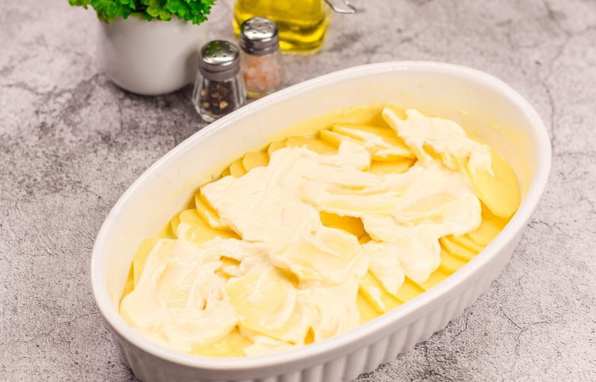 1. Этап. Классический рецепт мяса по-французски: Форму для духовки смажьте маслом, выложите первым слоем картофель, посолите и смажьте майонезом.