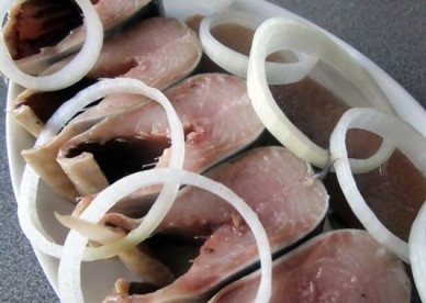 1. Этап. Малосольная сельдь: Нарезаем рыбку на кусочки, добавляем колечки лука, поливаем маслом и наслаждаемся.
