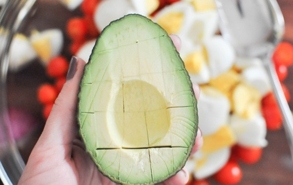 1. Этап. Салат с фрикадельками: Авокадо очистите и нарежьте небольшим кубиком.