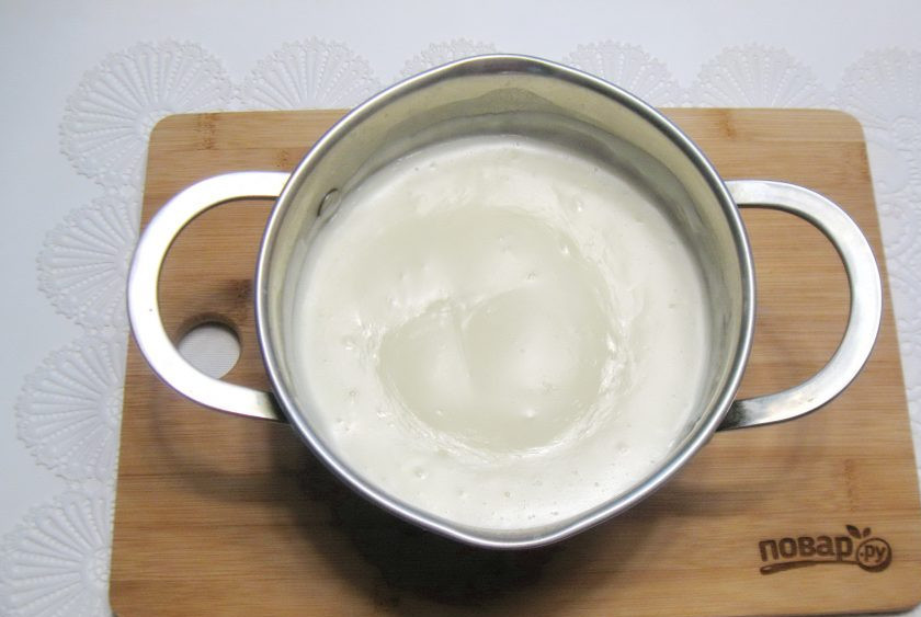 1. Этап. Шоколадно-ванильный крем: Всыпьте сахар с мукой. Перемешайте и варите крем до загустения.