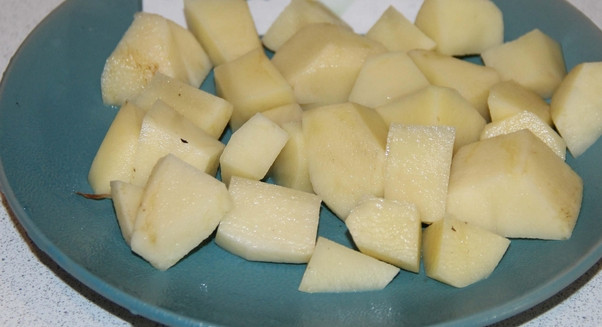 1. Этап. Картошка, тушенная с шампиньонами в сметане: Картофель промываем и очищаем от кожуры, нарезаем его кубиками.