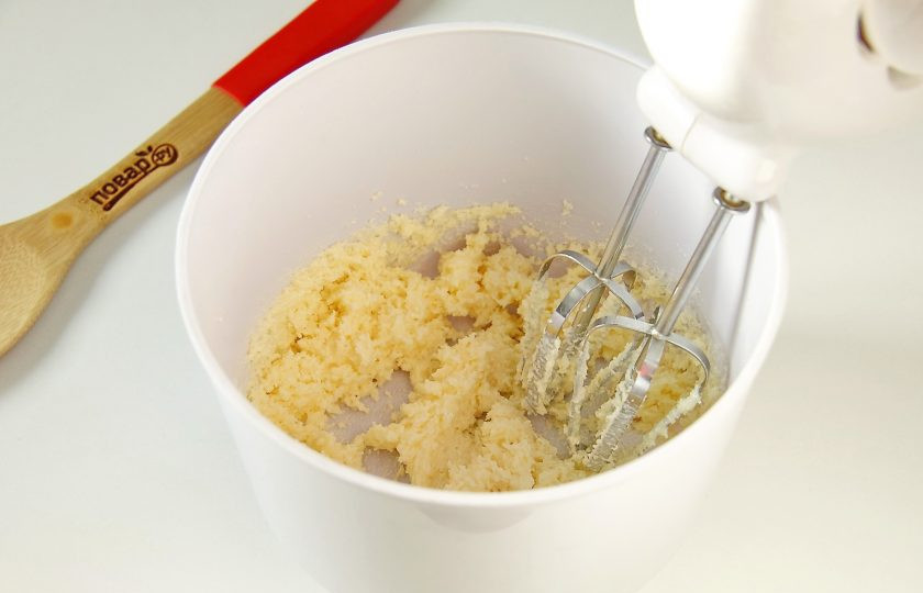 1. Этап. Лимонная запеканка: Соедините масло и сахар. Взбейте.