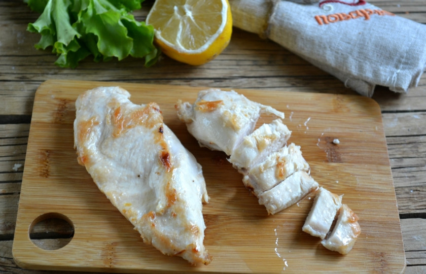 1. Этап. Салат из филе индейки: 5. Готовое румяное и очень аппетитное филе порежьте брусочками.