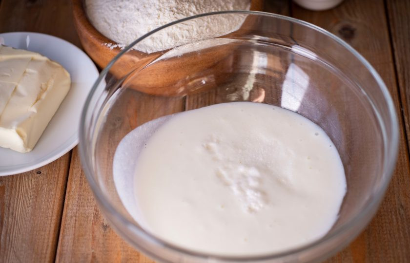 1. Этап. Хачапури по-аджарски на кефире: В просторную миску залейте кефир, добавьте соду, соль. Перемешайте.