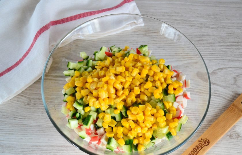 1. Этап. Крабовый салат с колбасой: Добавьте кукурузу.