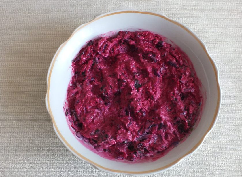 1. Этап. Салат Бордо: Заправьте майонезом. Если необходимо добавьте соль. Перемешайте.