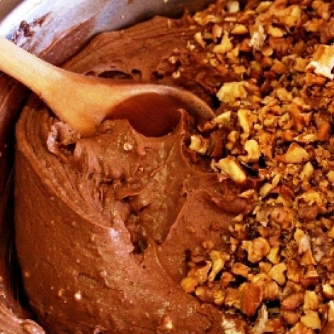 1. Этап. Торт Брауни: Наконец, вводим в смесь орехи.